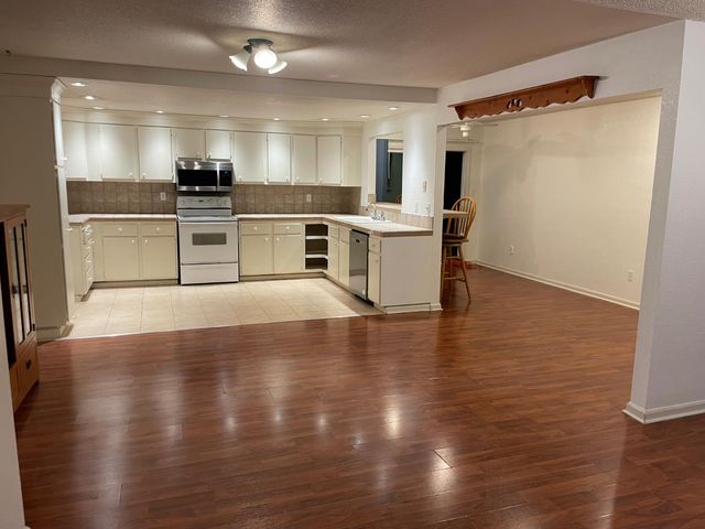 8617 Oldwoods Way, Sacramento, CA 95828