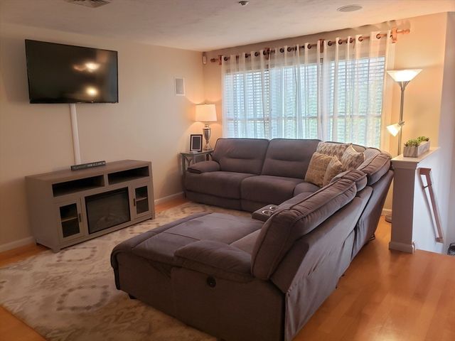 660 Thacher St 402, Attleboro, MA 02703