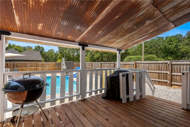8557 Manor Drive, Bentonville, AR 72712