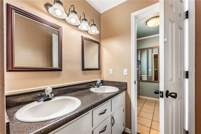 8557 Manor Drive, Bentonville, AR 72712