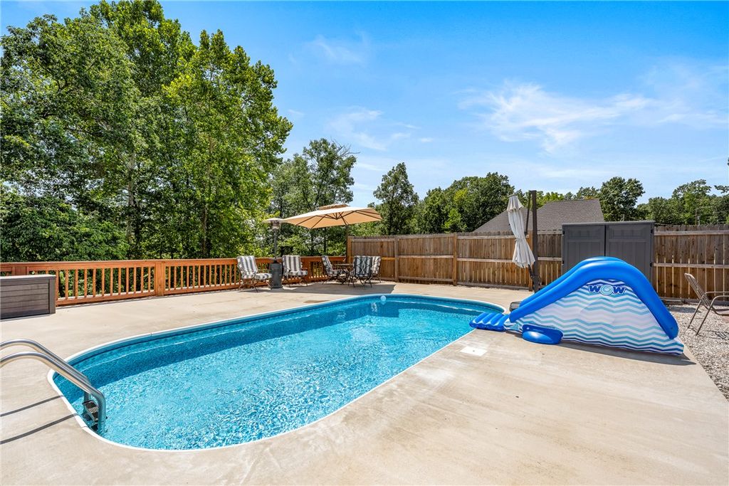 8557 Manor Drive, Bentonville, AR 72712