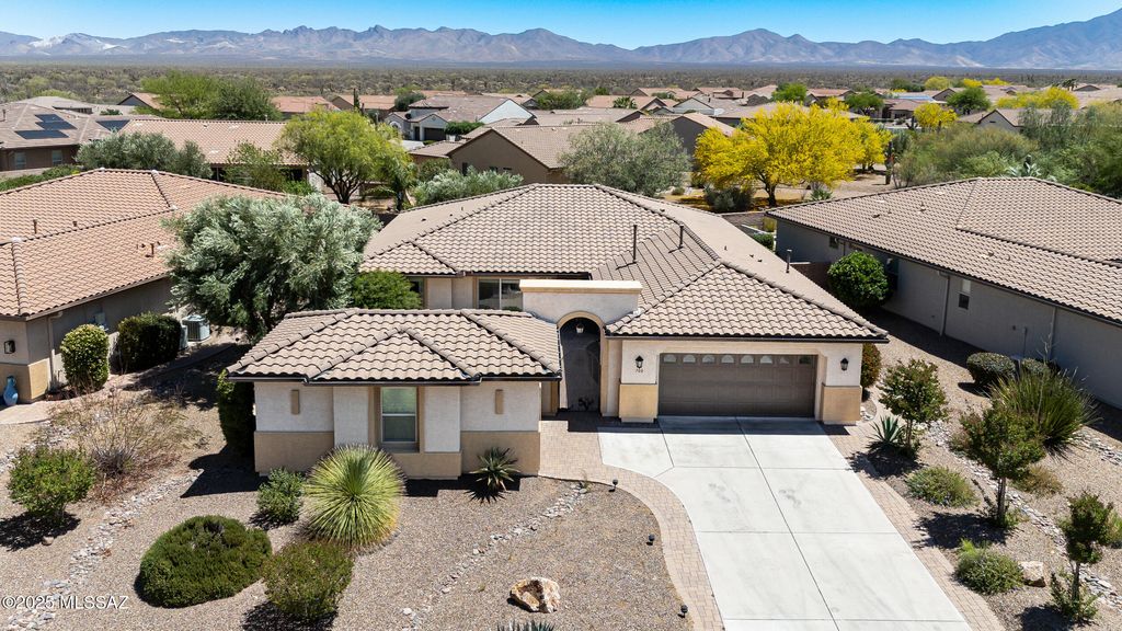 700 N Pebbles Ridge Drive, Green Valley, AZ 85614