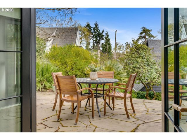 3830 Ne WISTARIA Dr, Portland, OR 97212