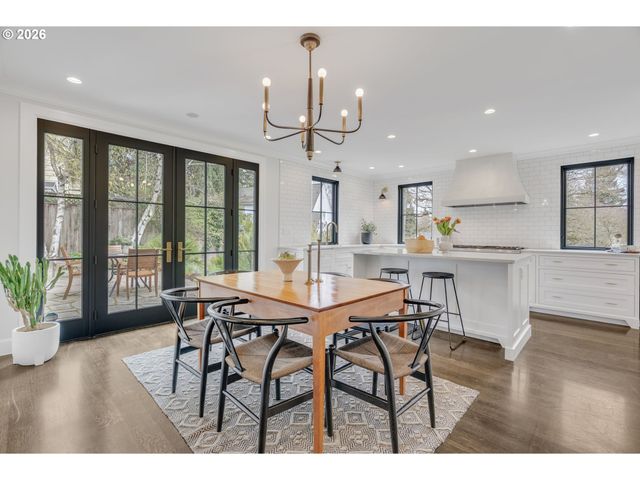 3830 Ne WISTARIA Dr, Portland, OR 97212