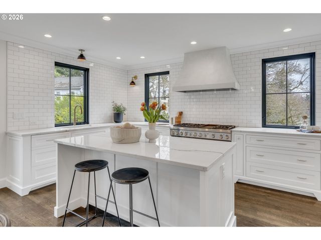 3830 Ne WISTARIA Dr, Portland, OR 97212