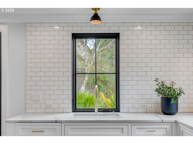 3830 Ne WISTARIA Dr, Portland, OR 97212