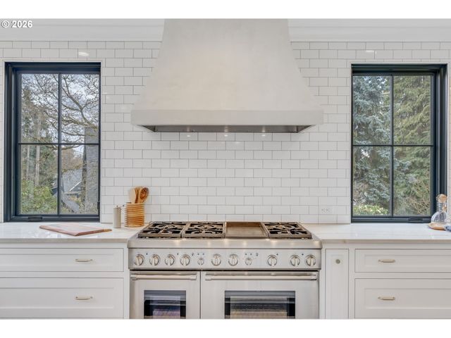 3830 Ne WISTARIA Dr, Portland, OR 97212