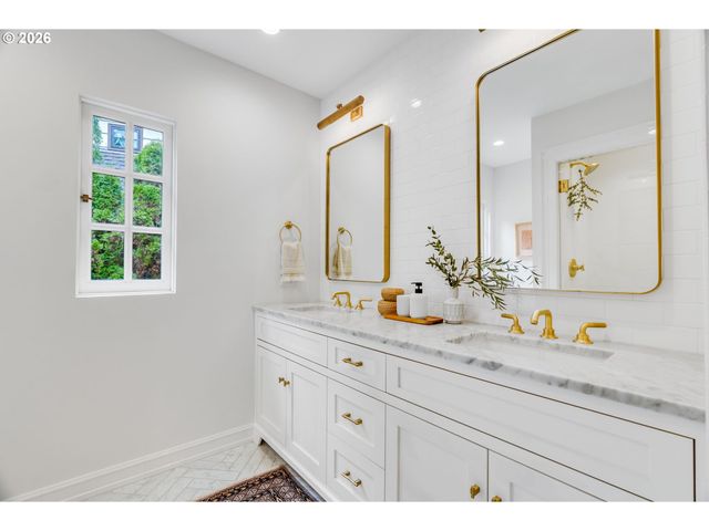 3830 Ne WISTARIA Dr, Portland, OR 97212