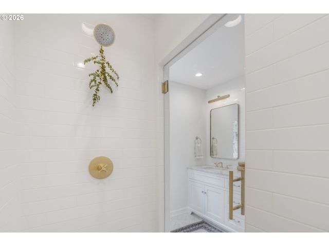 3830 Ne WISTARIA Dr, Portland, OR 97212