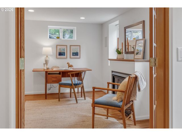 3830 Ne WISTARIA Dr, Portland, OR 97212