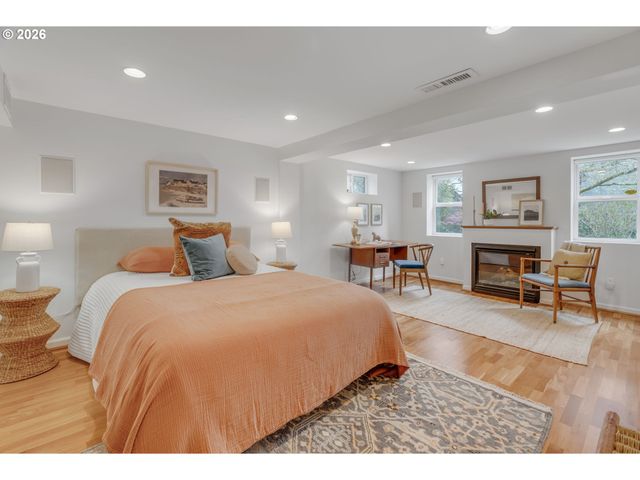 3830 Ne WISTARIA Dr, Portland, OR 97212