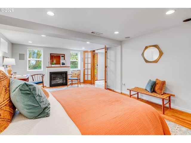 3830 Ne WISTARIA Dr, Portland, OR 97212