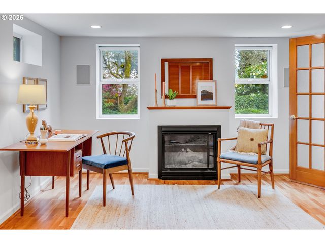 3830 Ne WISTARIA Dr, Portland, OR 97212