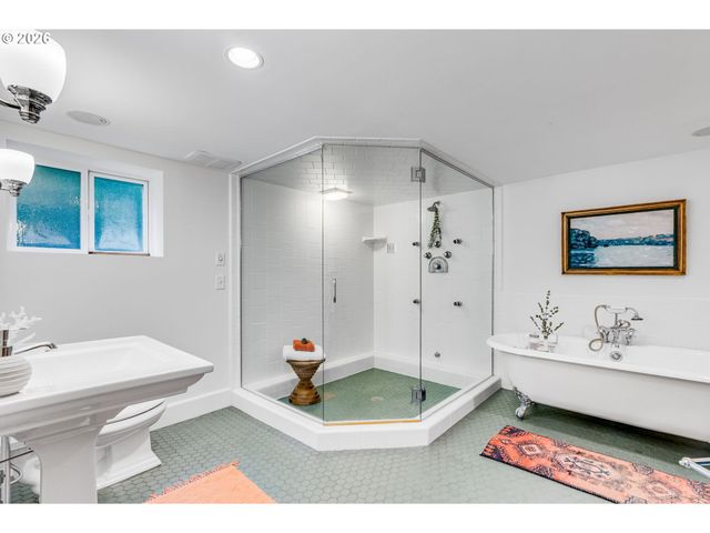 3830 Ne WISTARIA Dr, Portland, OR 97212