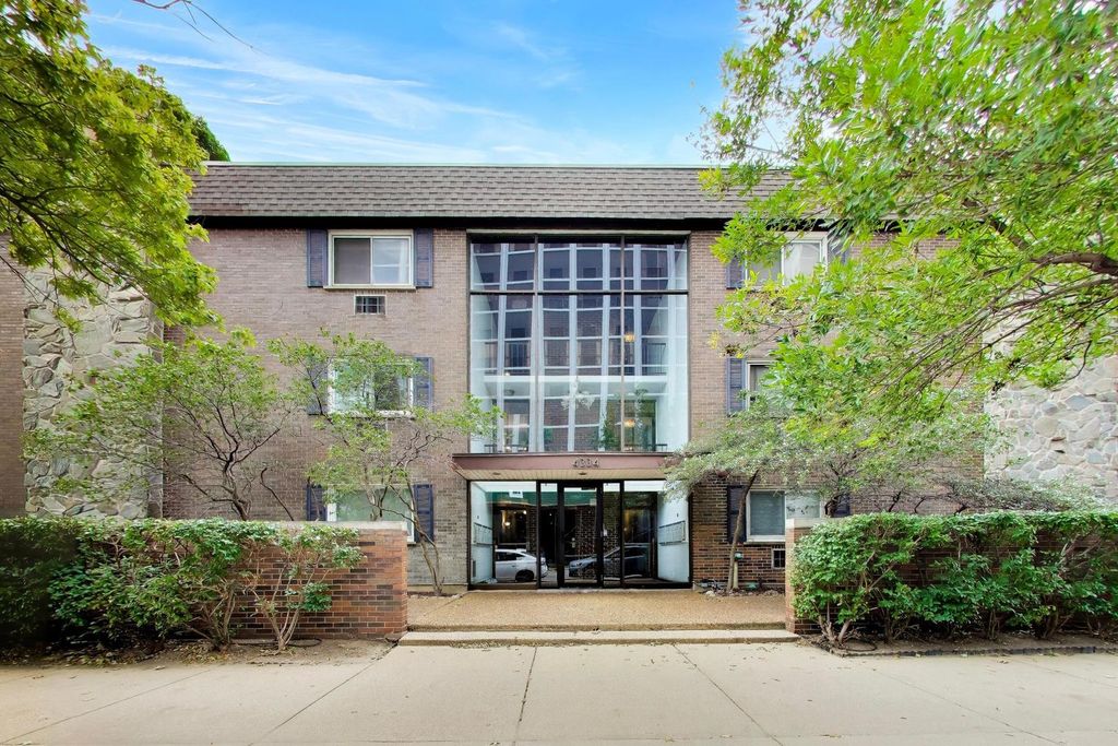 4334 N CLARENDON Avenue 102, Chicago, IL 60613 — exterior