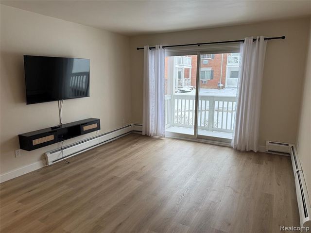 2425 Torquay Avenue 101, Royal Oak, MI 48073