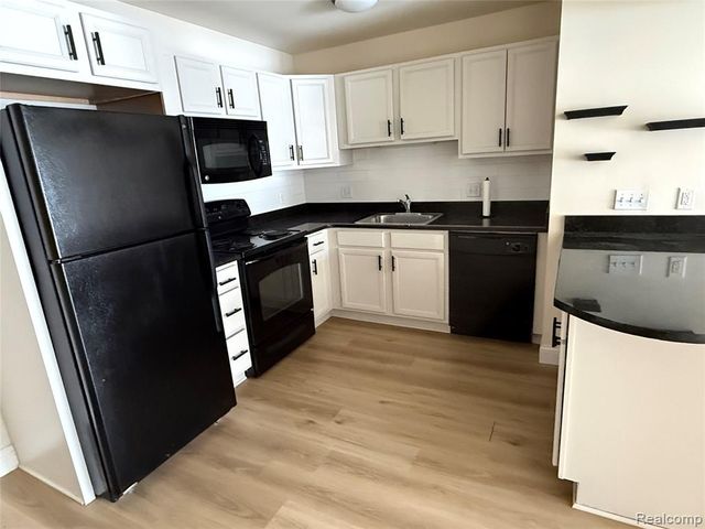 2425 Torquay Avenue 101, Royal Oak, MI 48073