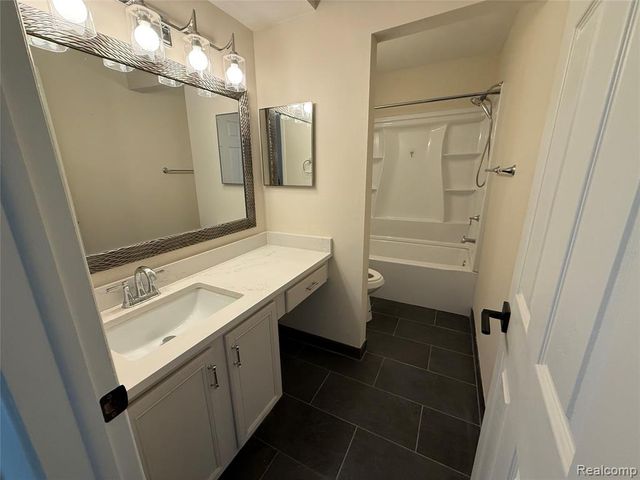 2425 Torquay Avenue 101, Royal Oak, MI 48073