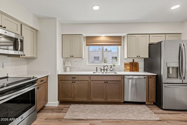 2021 E TIERRA BUENA Lane 8, Phoenix, AZ 85022