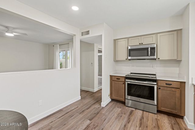 2021 E TIERRA BUENA Lane 8, Phoenix, AZ 85022