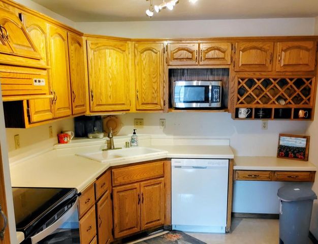 2050 HILLTOP DRIVE, Ashwaubenon, WI 54313