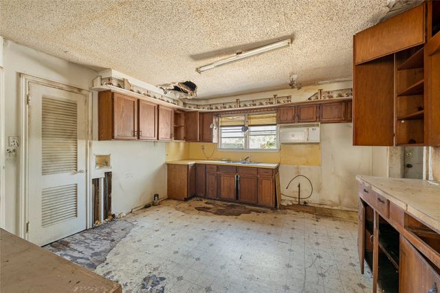 2520 Briarwood Lane, Bellmead, TX 76705