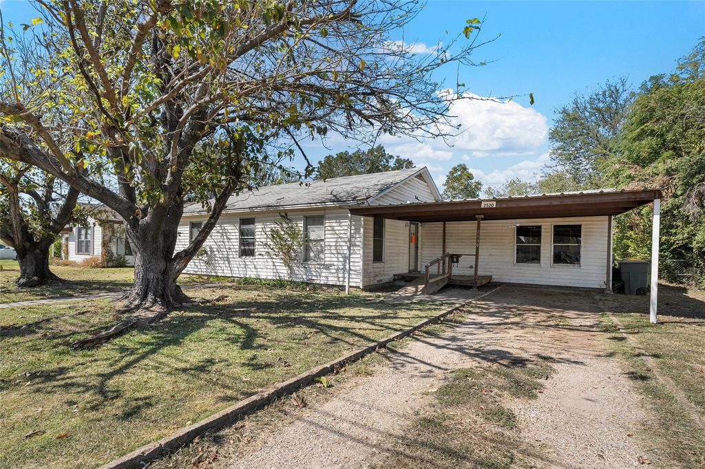 2520 Briarwood Lane, Bellmead, TX 76705