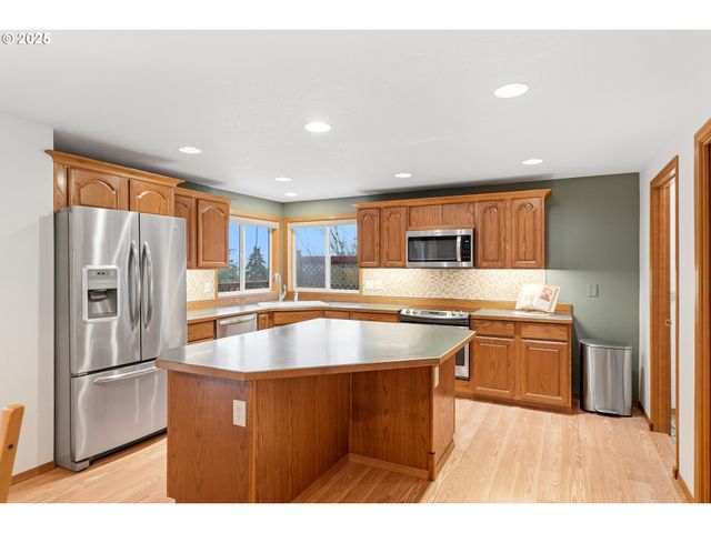 786 Ne EDGEHILL Dr, Estacada, OR 97023