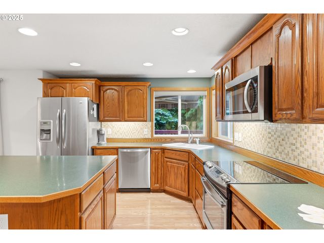 786 Ne EDGEHILL Dr, Estacada, OR 97023