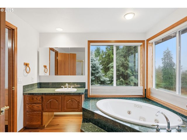 786 Ne EDGEHILL Dr, Estacada, OR 97023