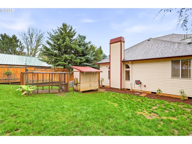 786 Ne EDGEHILL Dr, Estacada, OR 97023