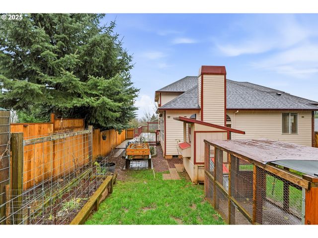 786 Ne EDGEHILL Dr, Estacada, OR 97023