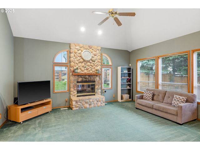 786 Ne EDGEHILL Dr, Estacada, OR 97023