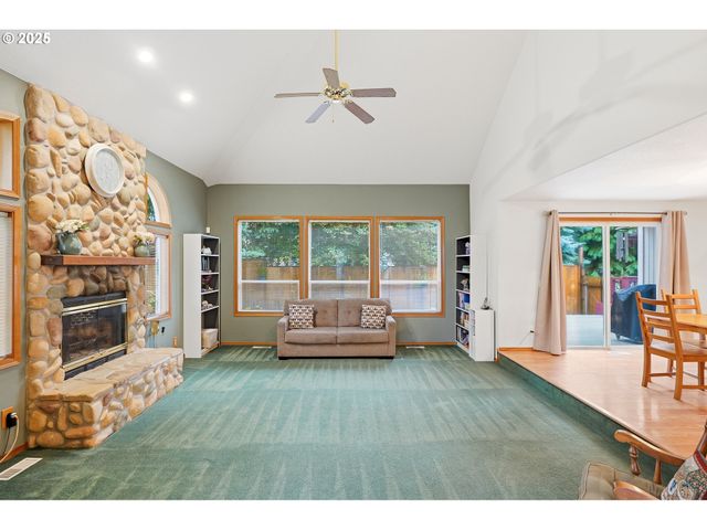 786 Ne EDGEHILL Dr, Estacada, OR 97023