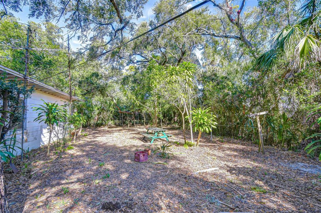 Image 12 of property listing at 3008 S EMERSON STREET, Tampa, FL 33629