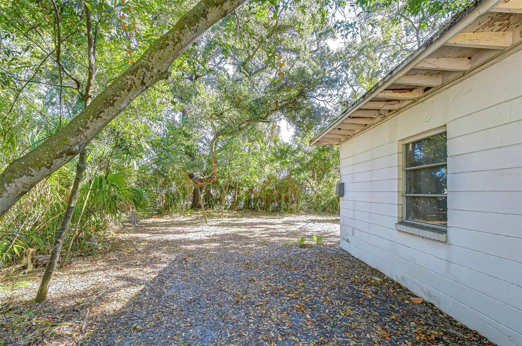 Image 6 of property listing at 3008 S EMERSON STREET, Tampa, FL 33629