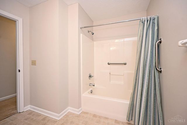 228 Edinburgh Lane, Springdale, OH 45246