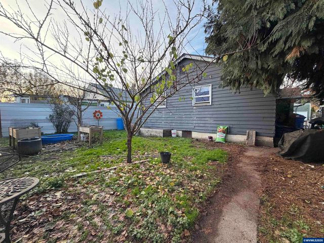 1018 7th St NW, Salem, OR 97304