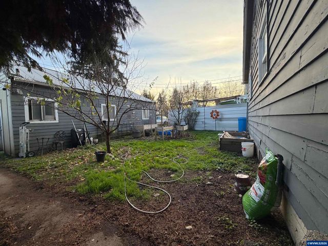 1018 7th St NW, Salem, OR 97304