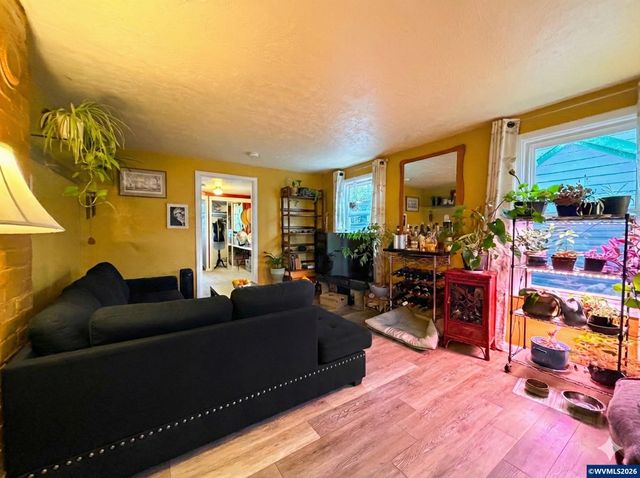 1018 7th St NW, Salem, OR 97304