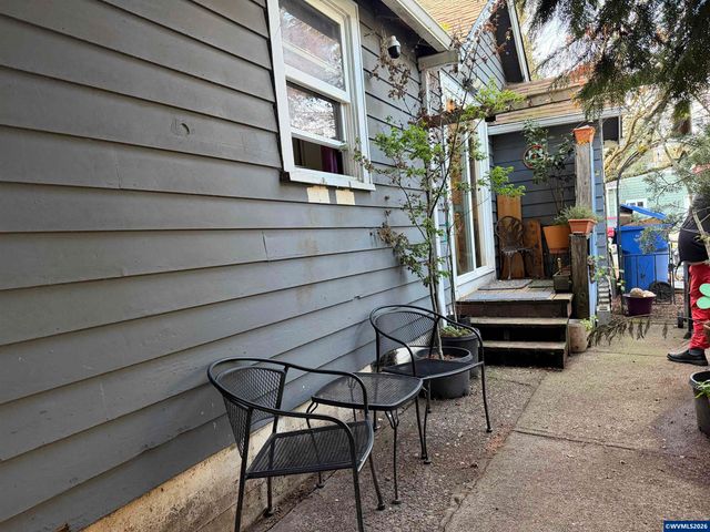 1018 7th St NW, Salem, OR 97304