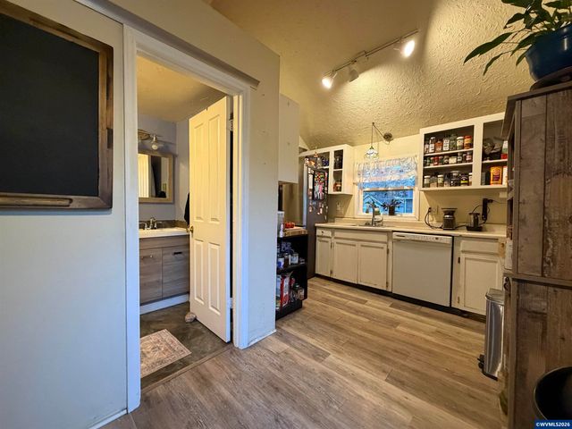 1018 7th St NW, Salem, OR 97304