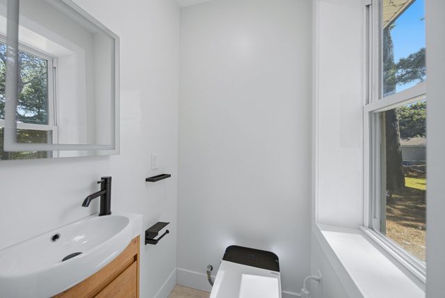 31 Chippewa Dr, Wareham, MA 02532