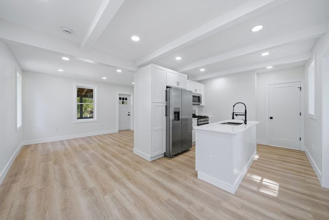 31 Chippewa Dr, Wareham, MA 02532