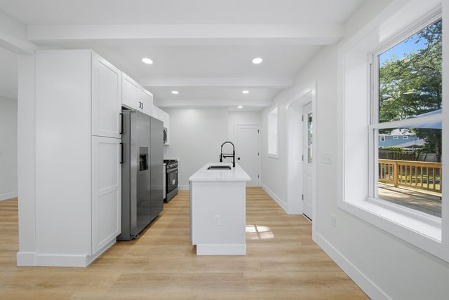 31 Chippewa Dr, Wareham, MA 02532