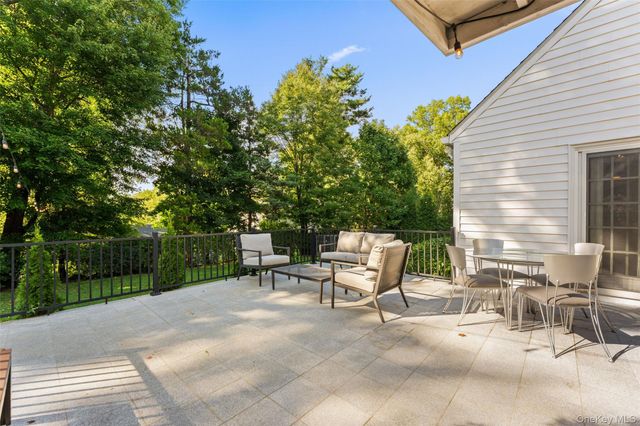 11 Winchcombe Way, Scarsdale, NY 10583