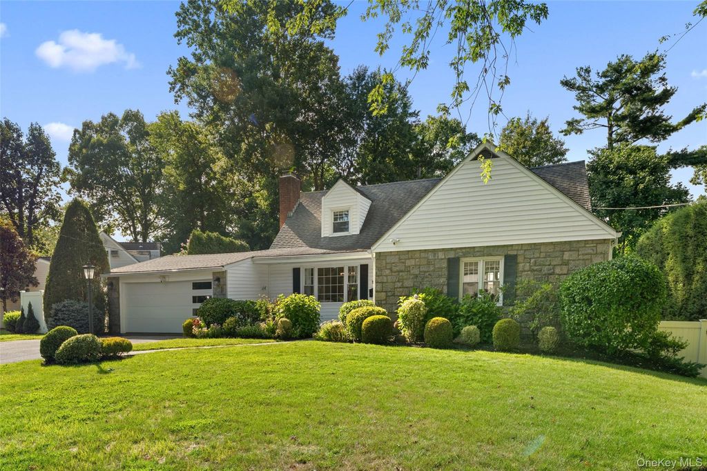 11 Winchcombe Way, Scarsdale, NY 10583 — photo 2