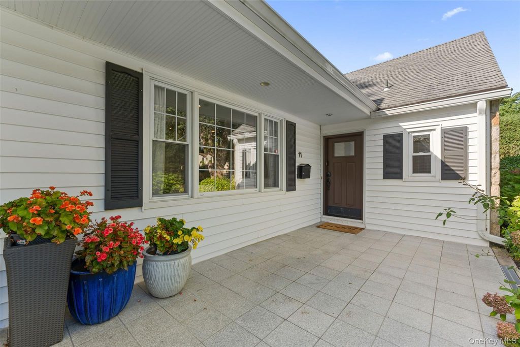 11 Winchcombe Way, Scarsdale, NY 10583 — photo 3