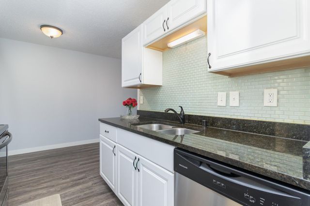 4351 Parklawn Avenue 7E, Edina, MN 55435