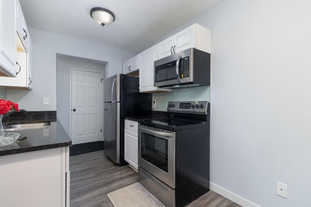 4351 Parklawn Avenue 7E, Edina, MN 55435